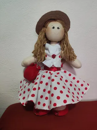 Muñeca de Lunares Rojos