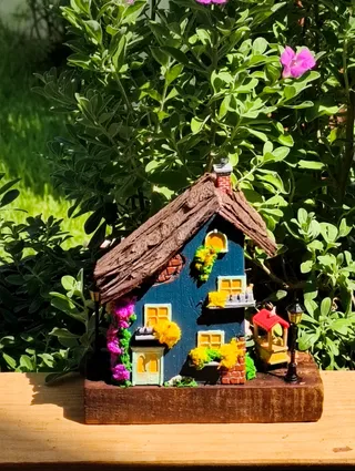 Casita de Madera con Farol
