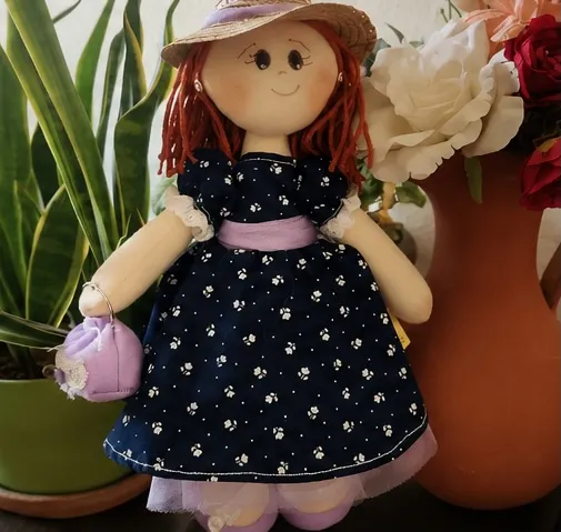 Muñeca Paty terminada, con sombrero de paja y vestido floreado